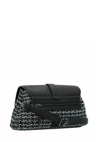 Borsa a tracolla in tweed bianco e nero con forma strutturata, dettagli in pelle nera liscia, una tasca con zip e una tracolla regolabile.