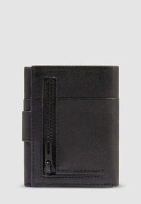 Portafoglio compatto in pelle nera con tasca verticale con cerniera sul davanti e chiusura a scatto sul lato.