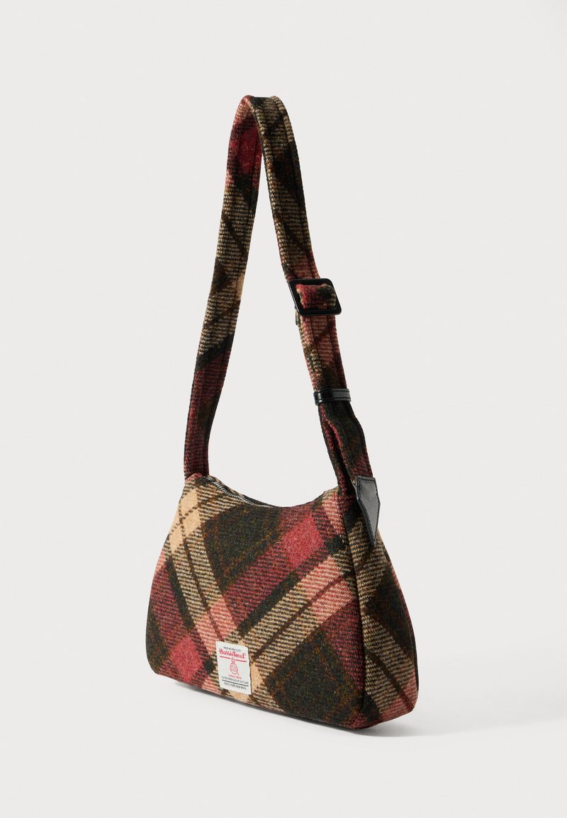 Justerbar skuldertaske med ternet mønster i rød, grøn og beige og et lille hvidt Harris Tweed-mærke foran.