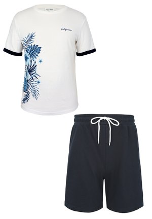 T-shirt blanc avec imprimé floral tropical bleu et texte « California », associé à un short bleu marine à cordon.