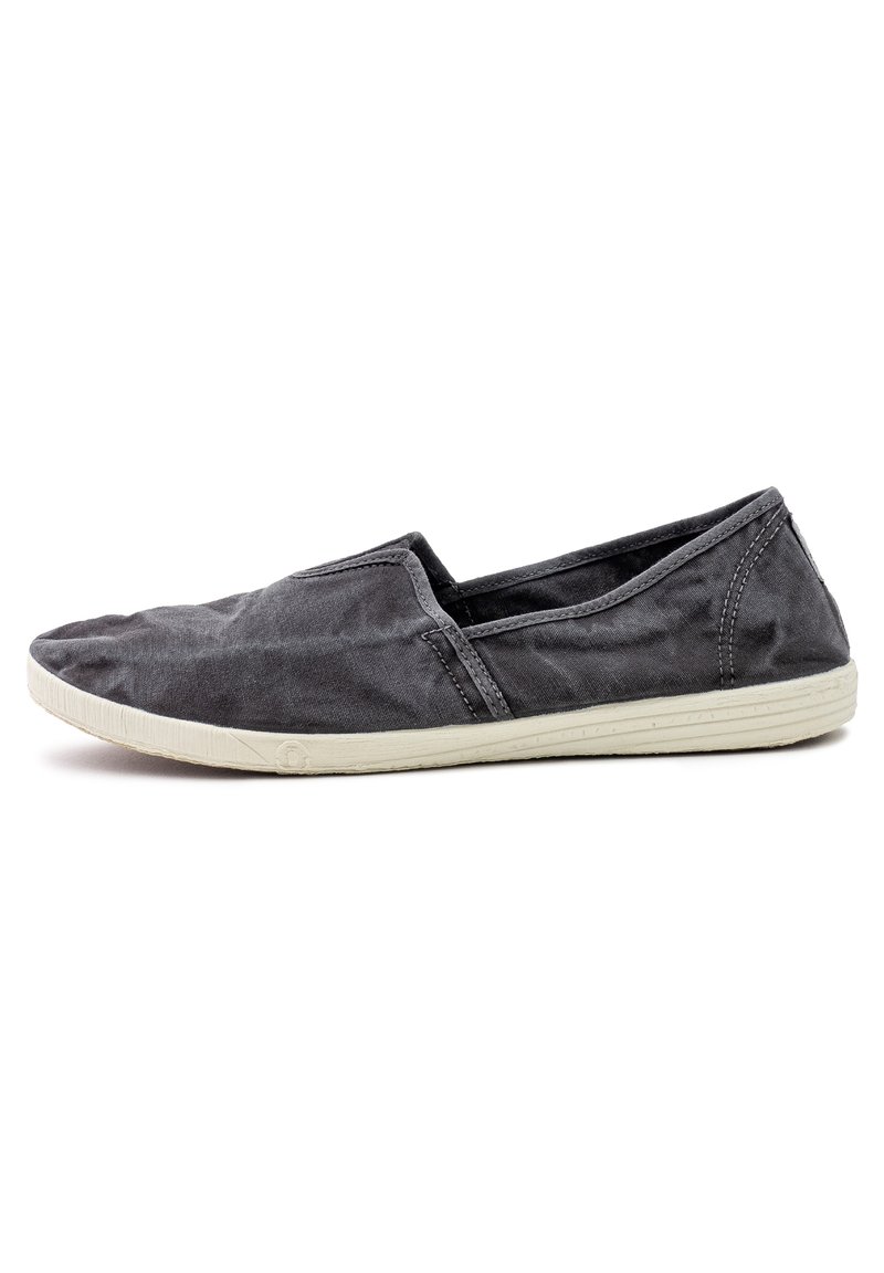 Scarpa slip-on grigia con upper in tessuto morbido e accenti elastici laterali, dotata di una suola in gomma bianca testurizzata. Design minimalista.