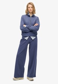 Superdry & Co ATHLETIC ESSENTIALS LOGO GARMENT DYED JOGGERS - Pantaloni sportivi - mariner navy