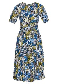 Kwiatowa sukienka z krótkimi bufkami, dekoltem w serek oraz detalem w postaci paska. Dostępna w różnych kolorach, w tym niebieskim, różowym, białym i żółtym, na ciemnym tle.