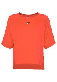 Czerwony sportowy top z krótkimi rękawami, okrągłym dekoltem i małym logo na środku. Miękka tkanina o gładkiej fakturze.