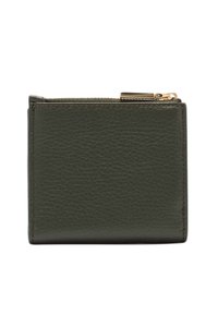 Portefeuille en cuir vert foncé, de forme rectangulaire, avec une fermeture éclair et des accents en métal doré. Surface texturée avec un grain visible.