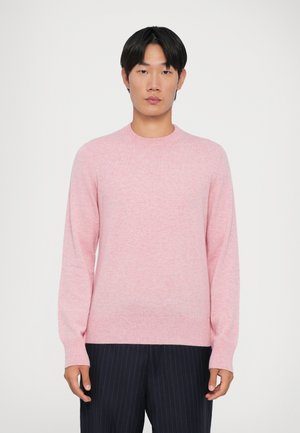 Világos rózsaszín crew neck pulóver puha anyagból, hosszú ujjakkal és bordázott szegéllyel. Sötétkék csíkos nadrággal párosítva.