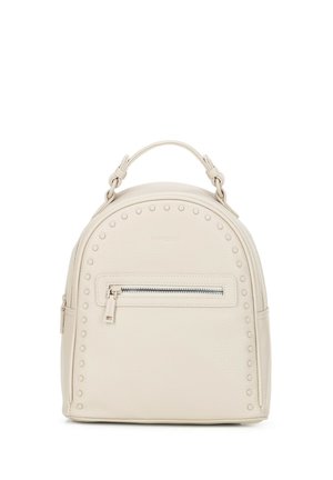 Kleine rugzak van roomkleurig leer met afgeronde bovenkant, voorvak met rits, studs en een korte handgreep.