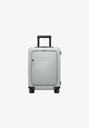 Silberner Hartschalenkoffer mit ausziehbarem schwarzen Griff, glatter Oberfläche, vorderer Reißverschlusstasche und vier Rollen für Mobilität.