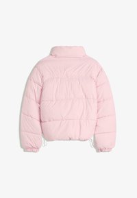 Giacca puffer a maniche lunghe di colore rosa chiaro, con colletto alto, polsini elasticizzati, imbottitura orizzontale e cordini regolabili all'orlo.