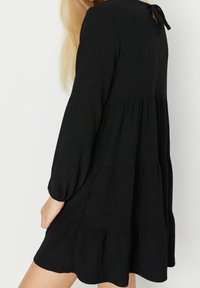 Trendyol Stickad klänning - black