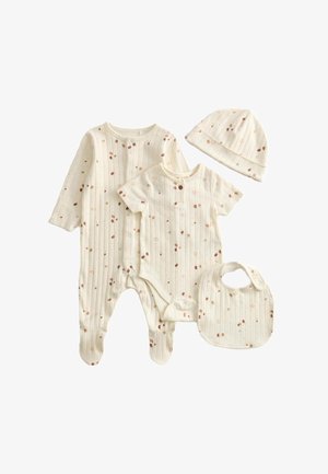 Katoenen babykledingset in crème met subtiele ribbels, voorzien van bloemmotieven in roesttinten. Bevat een romper met voetjes, een rompertje, een slabbetje en een muts.