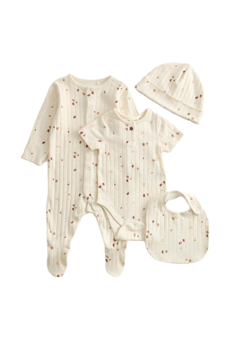Baby tøj sæt i cremefarvet bomuld med diskret ribbeting, der har blomster mønstre i rustfarver. Indeholder en foded romper, bodystocking, bib og hat.