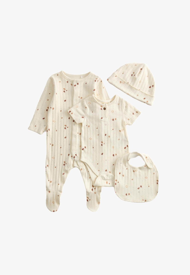 Baby tøj sæt i cremefarvet bomuld med diskret ribbeting, der har blomster mønstre i rustfarver. Indeholder en foded romper, bodystocking, bib og hat.