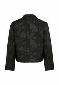 Veste noire courte avec un motif floral texturé, design ajusté, col cranté et manches longues.