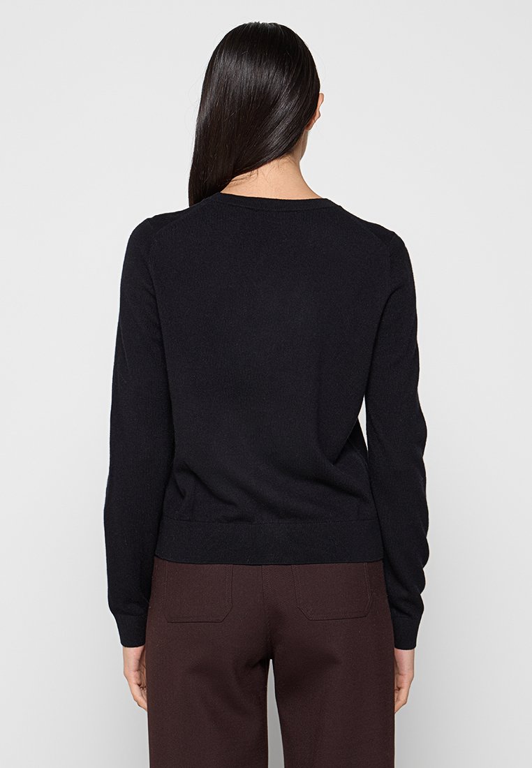 Czarny sweter dzianinowy z długimi rękawami, okrągłym dekoltem i ribbanym wykończeniem. Tekstura wydaje się gładka i miękka, zaprojektowana tak, aby dopasować się do sylwetki.