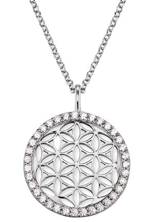 Halskette mit Anhänger aus Sterlingsilber, der ein kreisförmiges Design mit einem Blumenmuster zeigt, umgeben von einer Reihe klarer Edelsteine. Die Kette ist verbunden.