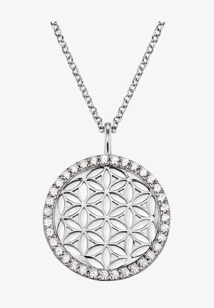 Halskette mit Anhänger aus Sterlingsilber, der ein kreisförmiges Design mit einem Blumenmuster zeigt, umgeben von einer Reihe klarer Edelsteine. Die Kette ist verbunden.