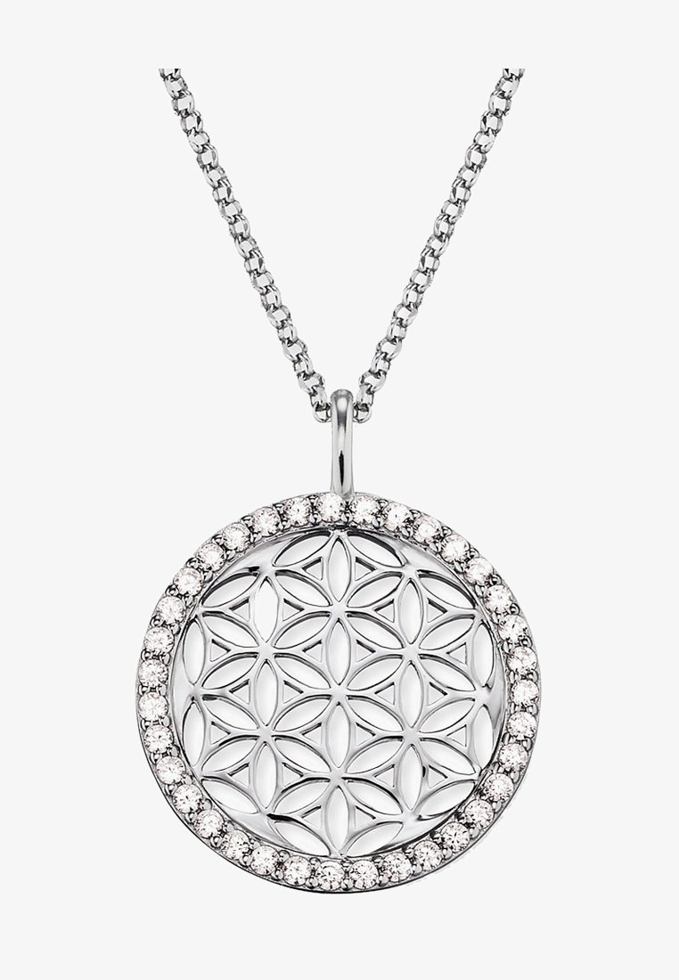 Collana con pendente in argento sterling caratterizzata da un design circolare con un motivo floreale, circondato da una fila di gemme trasparenti. La catena è a maglie.