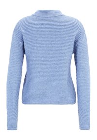 Hellblauer gestrickter Pullover mit gerippter Textur, langen Ärmeln und hohem Kragen. Die Rückseite hat horizontale Streifen.