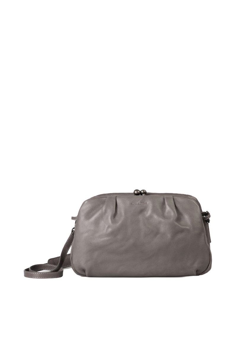 Borsa a tracolla in pelle grigia con design plissettato, chiusura a fermaglio superiore e tracolla regolabile. Texture liscia e dettagli hardware minimali.