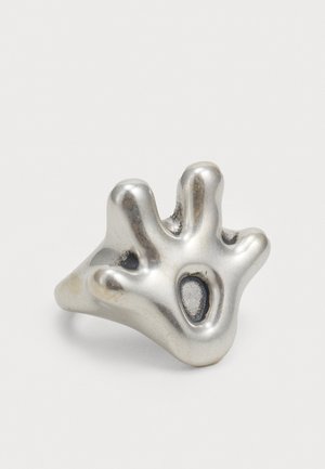 Sijoitus 13: AVAVAV - OLD LADY - Sormus