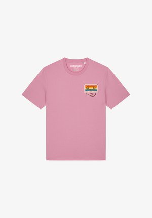 Hellrosa T-Shirt mit kurzen Ärmeln, aus Baumwolle, mit einem mehrfarbigen Kassettentape-Graphic auf der linken Brust. Glatte Textur, lässiger Schnitt.