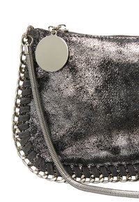 Metalická stříbrná kabelka na clutch s texturovaným povrchem, řetízkovým a koženým popruhem a kulatou kovovou visačkou poblíž zipu.