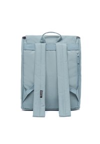 Ryggsäck i ljusblått tyg med rektangulär form, med vadderade axelremmar, ett handtag på toppen och en sidoficka med dragkedja.