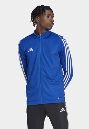 Blaue sportliche Jacke aus glattem Stoff mit weißen Streifenakzenten. Verfügt über einen Reißverschluss vorne, einen hohen Kragen und ein Logo auf der Brust.