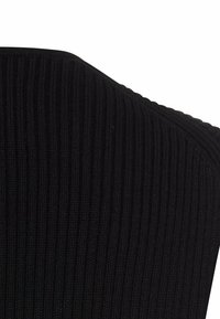 Schwarzer gerippter Stoff mit einer strukturierten Oberfläche, der ein enganliegendes Design präsentiert. Das Material wirkt weich und flexibel und hat einen dezenten Glanz.