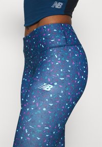 Leggings blu e viola con un motivo a fantasia e una finitura testurizzata, dotati di una vita elasticizzata e di un piccolo logo bianco sulla gamba.