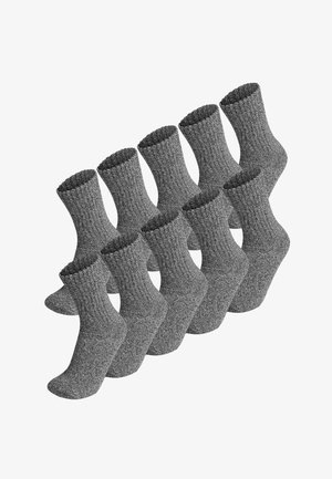 Zehn Paar graue, gestrickte Socken mit einem gerippten Muster und einem wellenförmigen Bündchen. Jeder Socken hat eine abgerundete Spitze und reicht bis zum Knöchel.