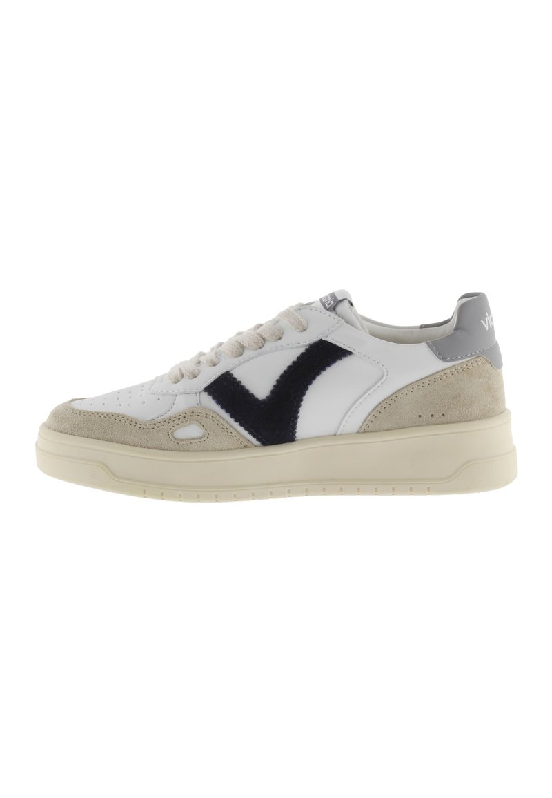 Sneakers bianchi in pelle con accenti in suede grigio chiaro e beige. Presentano un logo blu sul lato, una suola testurizzata e cuciture beige.