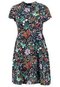 Blommig kortärmad klänning gjord av tyg med en svart bakgrund och färgglada blommor och växter i nyanser av rosa, grönt och rött.