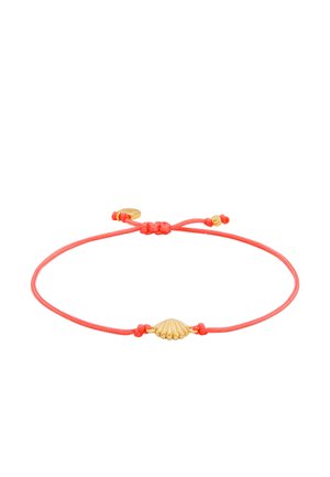 Bracelet fin en cordon corail avec un nœud ajustable et un petit charm coquillage doré au centre.