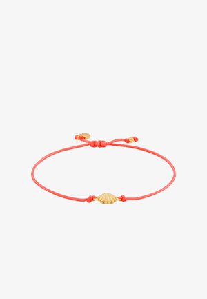 Bracelet fin en cordon corail avec un nœud ajustable et un petit charm coquillage doré au centre.