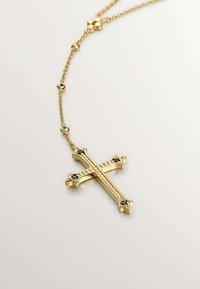 Collar de oro con diseño texturizado. Presenta acentos de piedra negra y una cadena con eslabones decorativos.