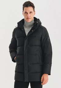 Czarna, ocieplana kurtka zimowa z zapięciem na zamek błyskawiczny i zatrzaskiem, z kapturem, bocznymi kieszeniami i gładką teksturą.