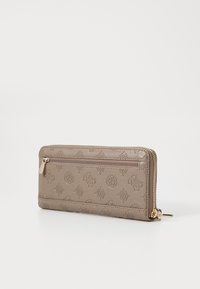 Beige portemonnee met een reliëf bloemenpatroon, een soepele textuur en een rits in goudkleur. Beschikt over een centrale ritszak en een plat ontwerp.