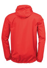 Giacca impermeabile rossa con cappuccio, dotata di polsini elasticizzati e un materiale leggero e liscio. Il design è semplice senza motivi visibili.