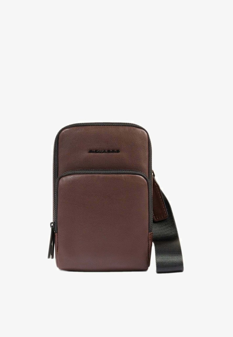 Borsa a tracolla in pelle marrone con una texture liscia, chiusura con zip, tasca frontale e tracolla staccabile. Forma compatta e rettangolare.