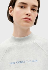 Thinking Mu HERE COMES THE SUN - Mikina - light grey