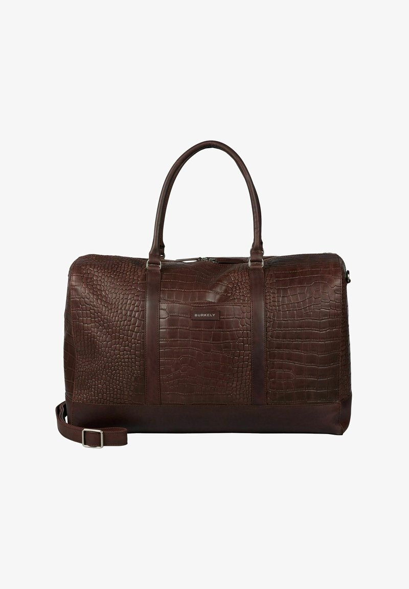 Hnědá kožená sportovní taška s krokodýlí texturou, dvojitými držadly, nastavitelným ramenním popruhem a štítkem značky "Burkely" na přední straně.