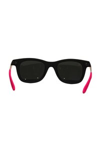 Gafas de sol negras con lentes oscuros, frontal plano y puntas de goma rosas en las varillas. Acentos metálicos en las bisagras.