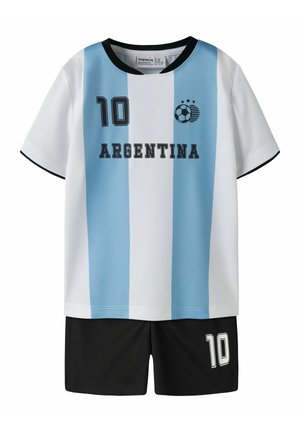 Équipement de football enfant Argentine avec maillot rayé bleu clair et blanc affichant le numéro 10 et short noir également numéroté 10.