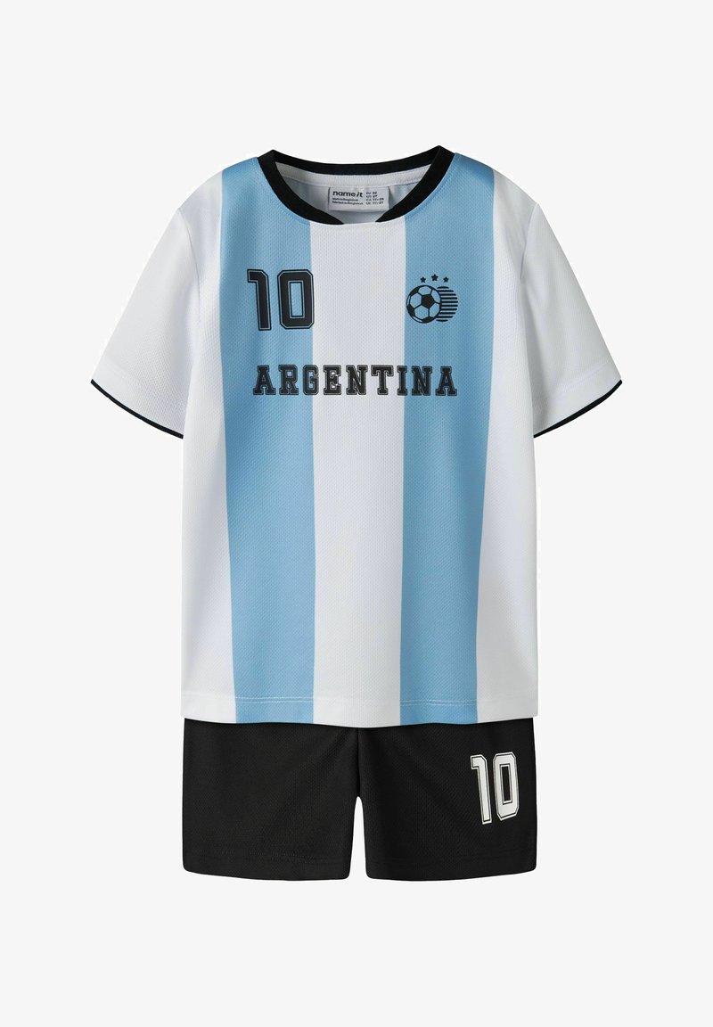 Équipement de football enfant Argentine avec maillot rayé bleu clair et blanc affichant le numéro 10 et short noir également numéroté 10.