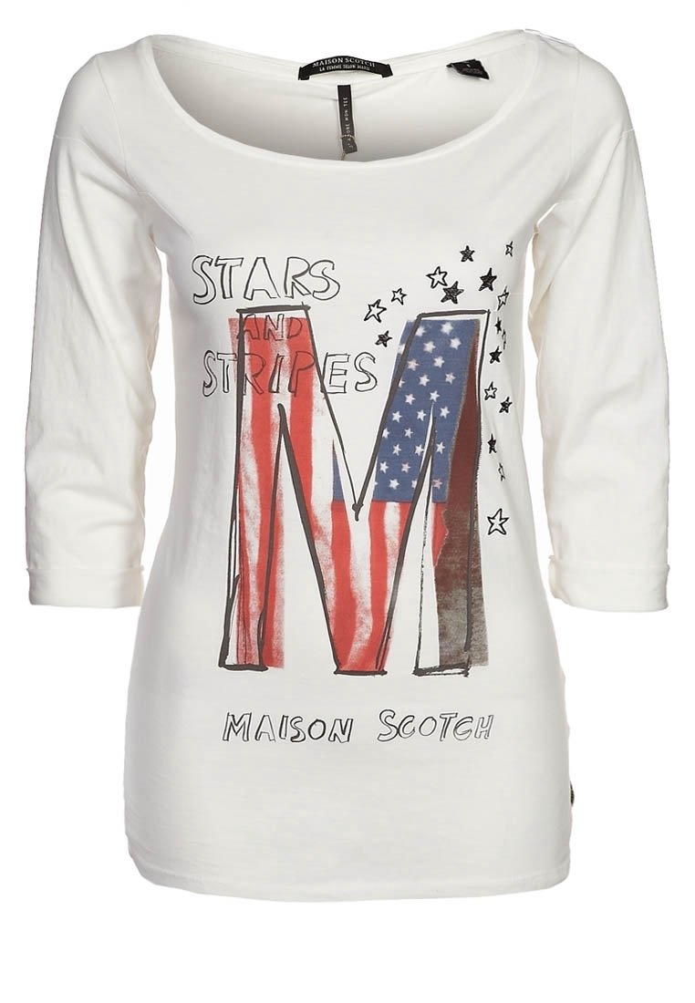 Valkoinen pitkähiha T-paita, jossa on graafinen printti kirjaimesta "M" punaisena, valkoisena ja sinisenä, sekä teksti "STARS AND STRIPES" mustalla.