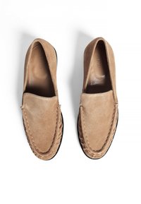 Wildlederschuhe in Hellbraun mit einer Nahtverzierung an der Zehe, einem glatten Innenfutter und einer schwarzen Gummisohle.