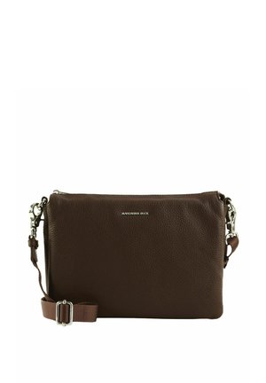 Sac bandoulière en cuir texturé marron foncé avec ferrures argentées et sangle en tissu réglable, petit logo argenté au centre devant.
