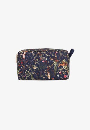 Trousse de toilette à motif floral en tissu bleu marine, fermeture zip, forme rectangulaire, présentant un logo doré et un accent de zip bleu marine.